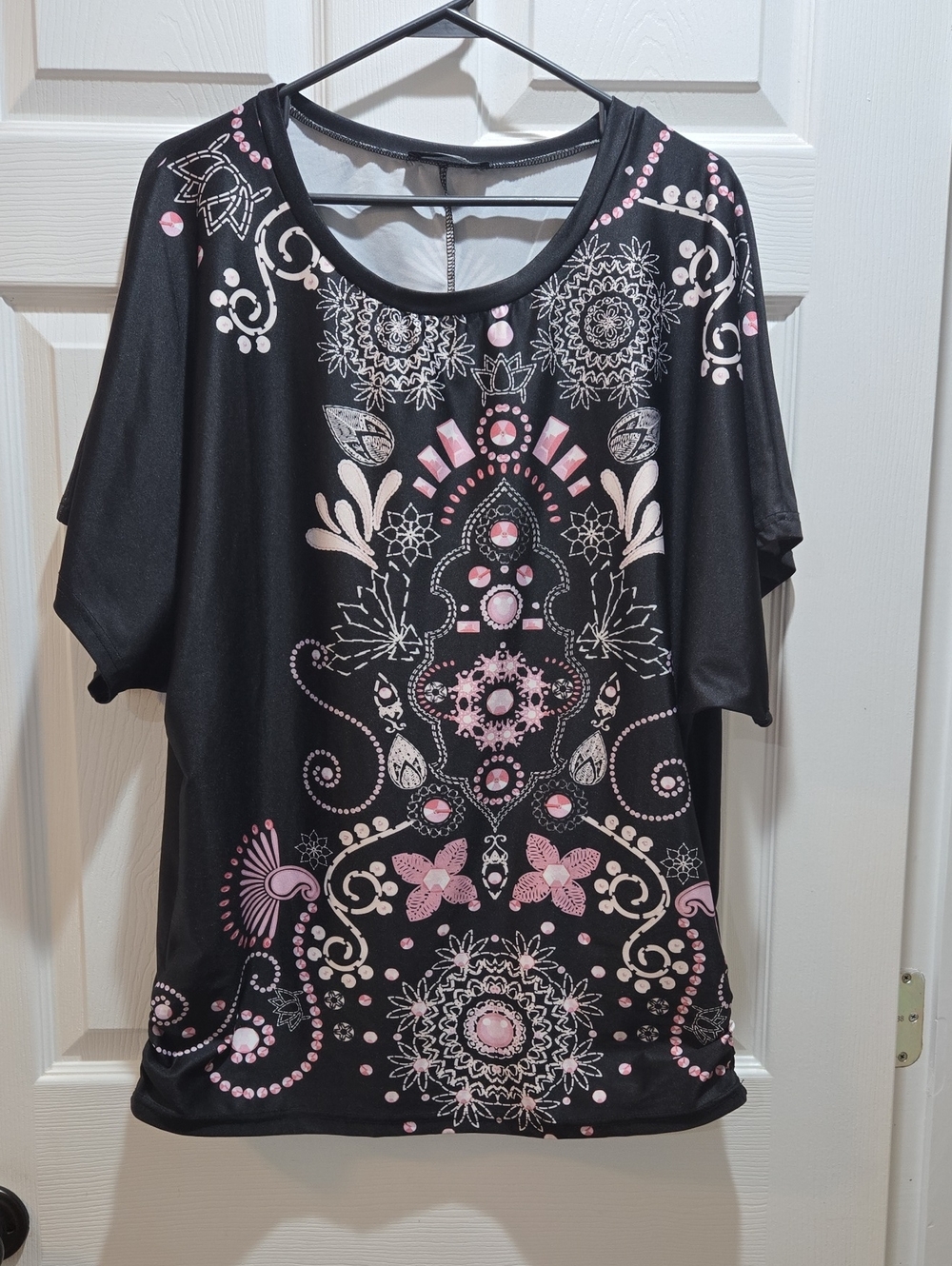 Loveu.Dear Black Short-Sleeve Women's Blouse with Pink Medallion Print. XL.